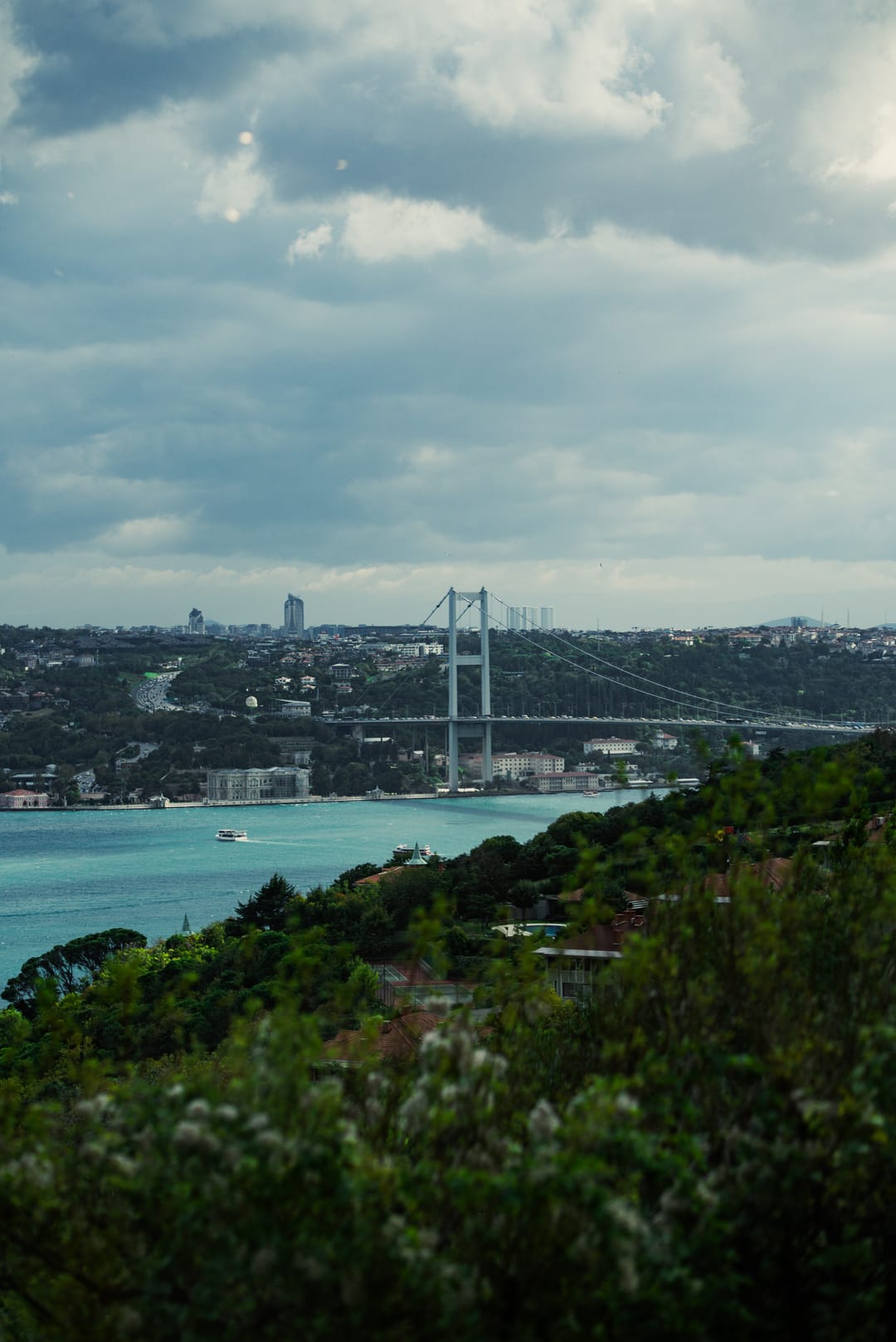 7 Hills'ten Boğaz: köprü, karşı kıyı ve yeşil yamaç
